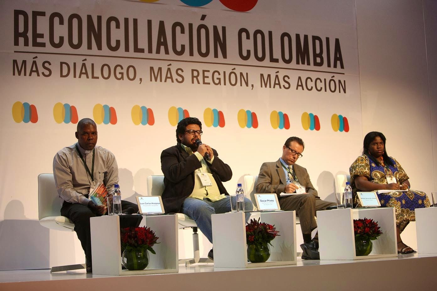 Primer encuentro regional en Medellín. Representantes de organizaciones sociales (de izquierda a derecha) – Padre Luis Carlos Hinojosa, Director de la Diócesis de Quibdó – Óscar Prieto, Coordinador Técnico de Caguán Vive (Caquetá), Wilmar Gómez, Director de Tolipaz (Tolima) y Yolanda Perea, Directora de la Corporación el Puerto de Mi Tierra. Foto:Revista Semana