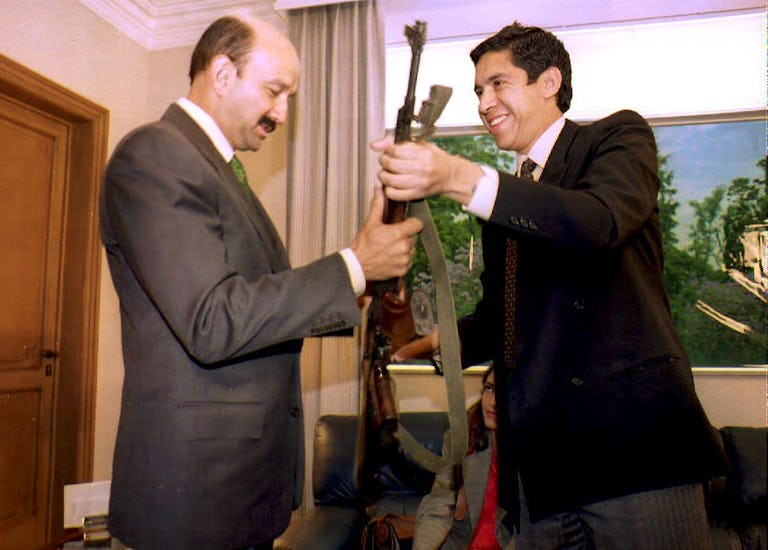 Carlos Salinas, expresidente de México, y Joaquín Villalobos después de los diálogos de paz en El Salvador.