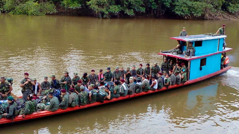 Guerrilleros de las FARC llegando a zona de concentración