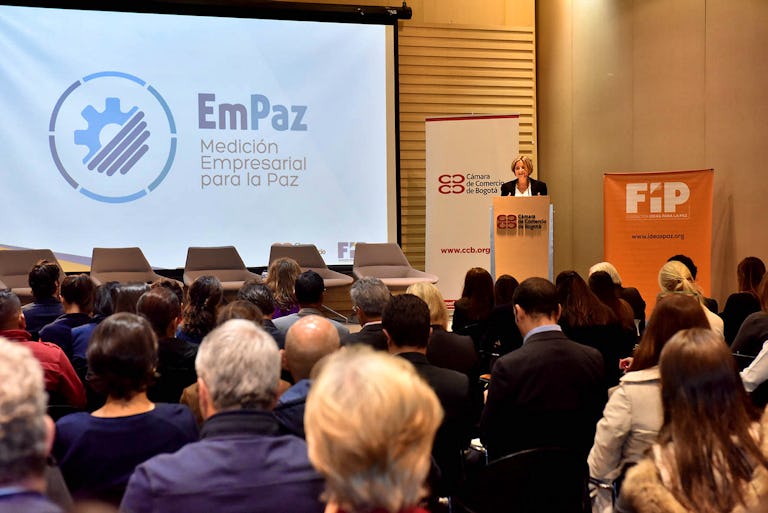 María Victoria Llorente, directora de la FIP presentando EmPaz, una iniciativa conjunta de la FIP y la CCB. 