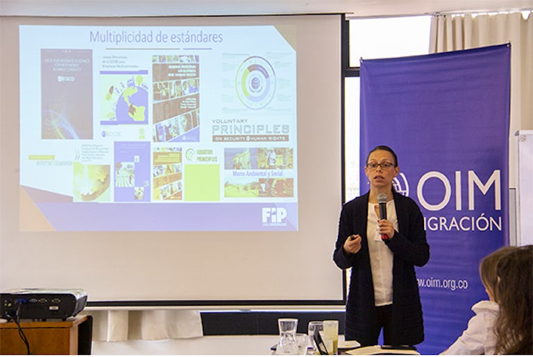 Nataly Sarmiento, directora de Empresas y DDHH de la FIP, presentando los hallazgos sobre la percepción de actores empresariales sobre la Comisión. 