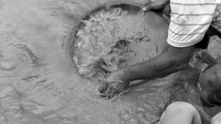 Las comunidades más vulnerables dedicadas a la minería recogen oro en los ríos con la tradicional batea o utilizan otros métodos mecanizados.
