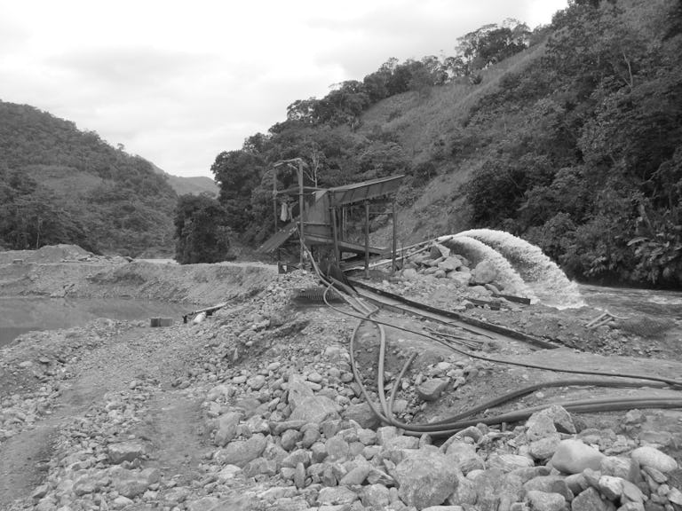 Algunas minas en Antioquia continúan funcionando, enfrentando grandes desafíos para garantizar el sustento de mineros artesanales y minimizar el impacto del Covid-19.