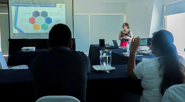 Presentación de Manuela Suárez, investigadora de la FIP,  sobre los hallazgos en Medellín, Colombia