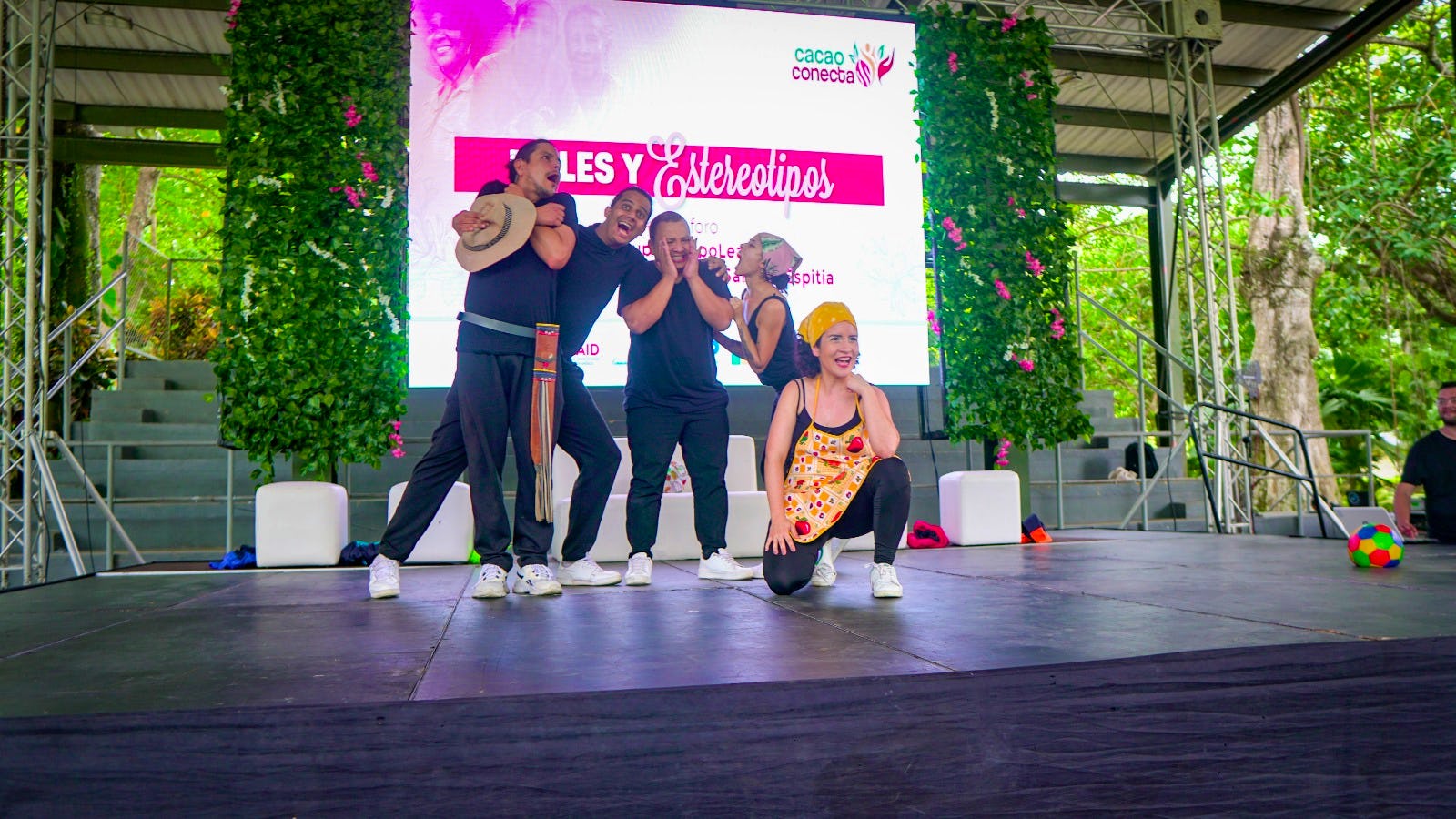 El grupo CorpoLea durante el performance sobre estereotipos y roles de género.