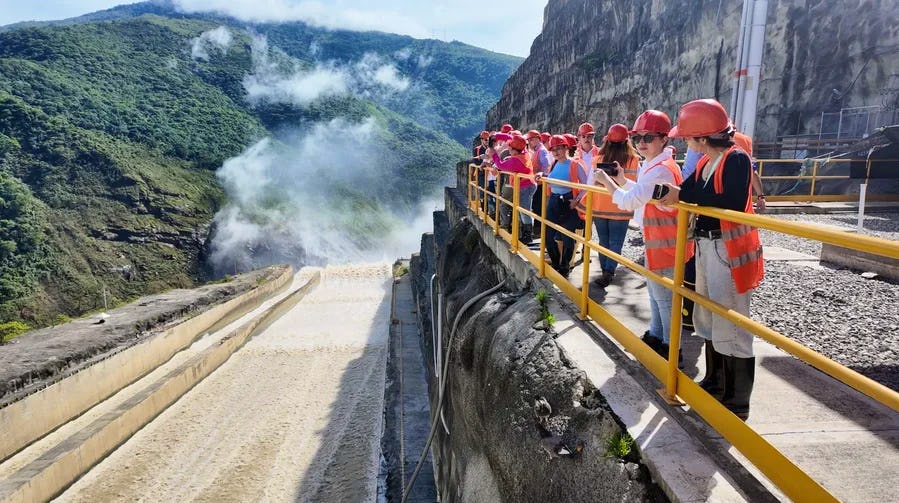 ¿Cómo puede un presupuesto estratégico apoyar programas clave, como el fortalecimiento de capacidades de diálogo entre Empresas Públicas de Medellín y sus sindicatos, tal y como hace el equipo del FIP en la foto anterior?