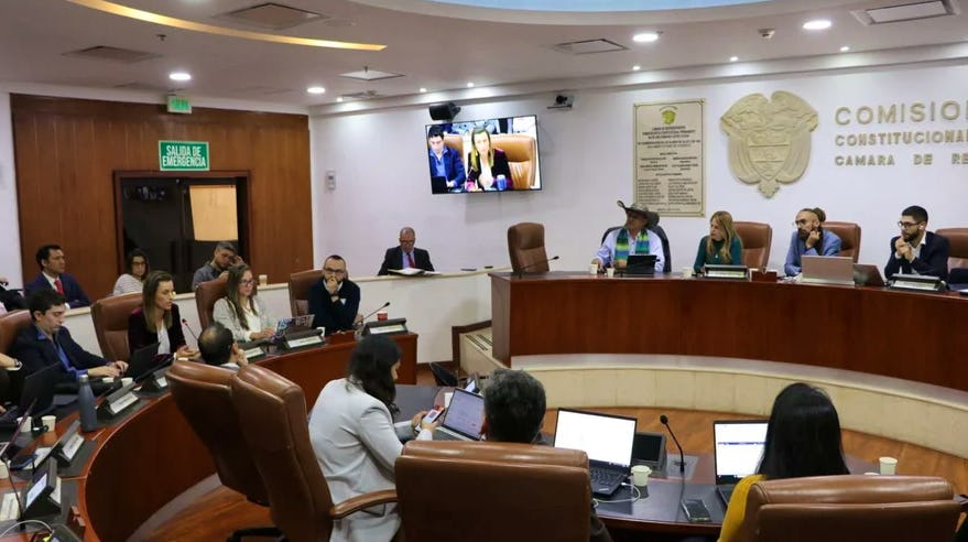 Las raíces empresariales de FIP están generando nuevas oportunidades. Arriba,  FIP en una reunión con congresistas sobre cómo las empresas pueden aportar a la paz y el desarrollo en regiones vulnerables.