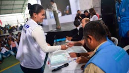 Entrega de la certificación por dejación de armas de guerrilleros de las FARC.