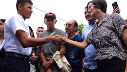 La ministra Susana Muhamad, en Cartagena del Chairá, Caquetá, firmando el primer acuerdo social para contener la deforestación.