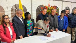 El presidente Gustavo Petro sanciona la ley 418 de Paz Total el 4 de noviembre de 2022.