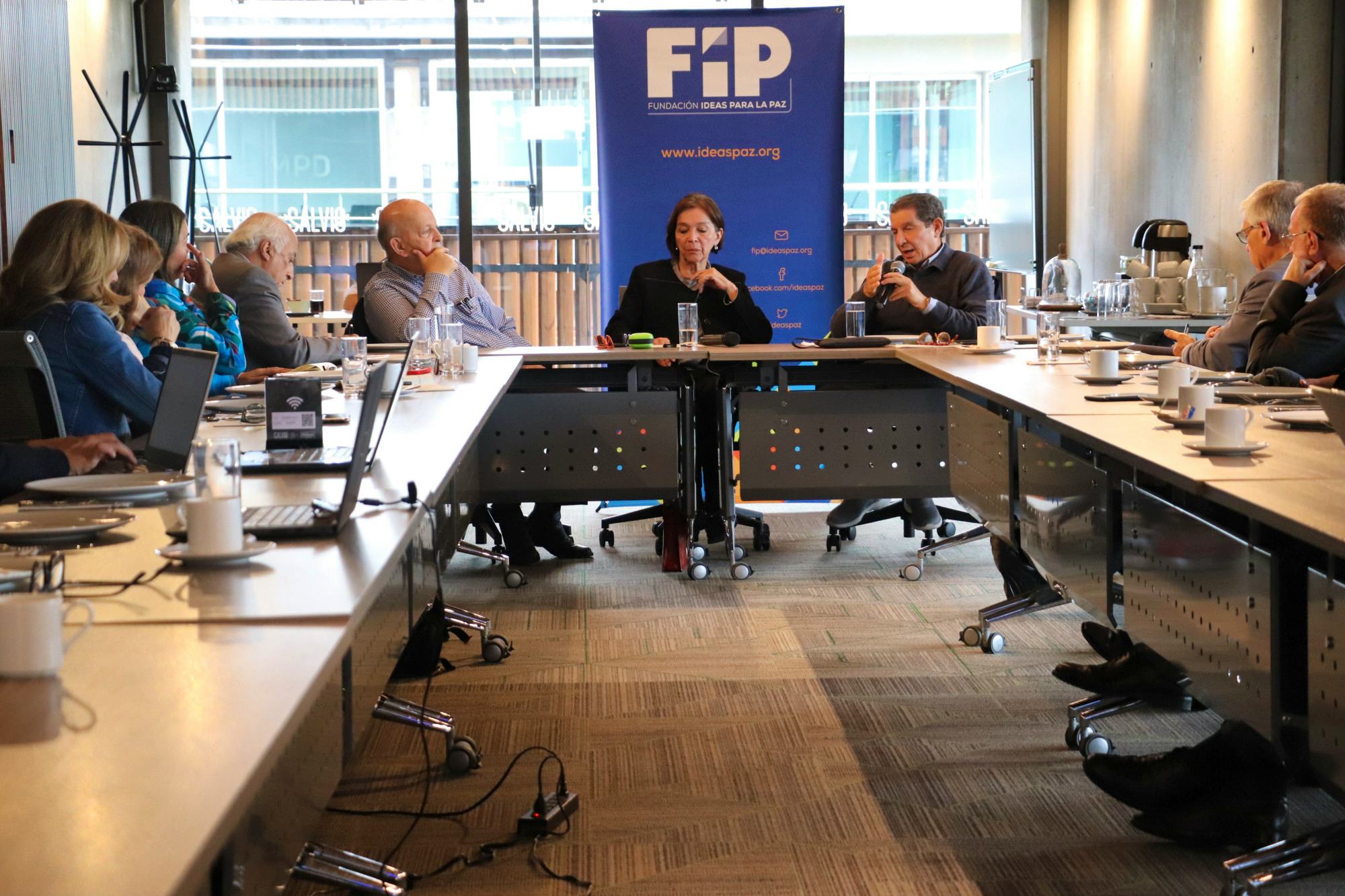 Reunión con Otty Patiño, jefe negociador del Gobierno con el ELN; José Félix Lafaurie, integrante de la delegación del Gobierno, y miembros del Consejo Superior de la FIP. Octubre de 2023