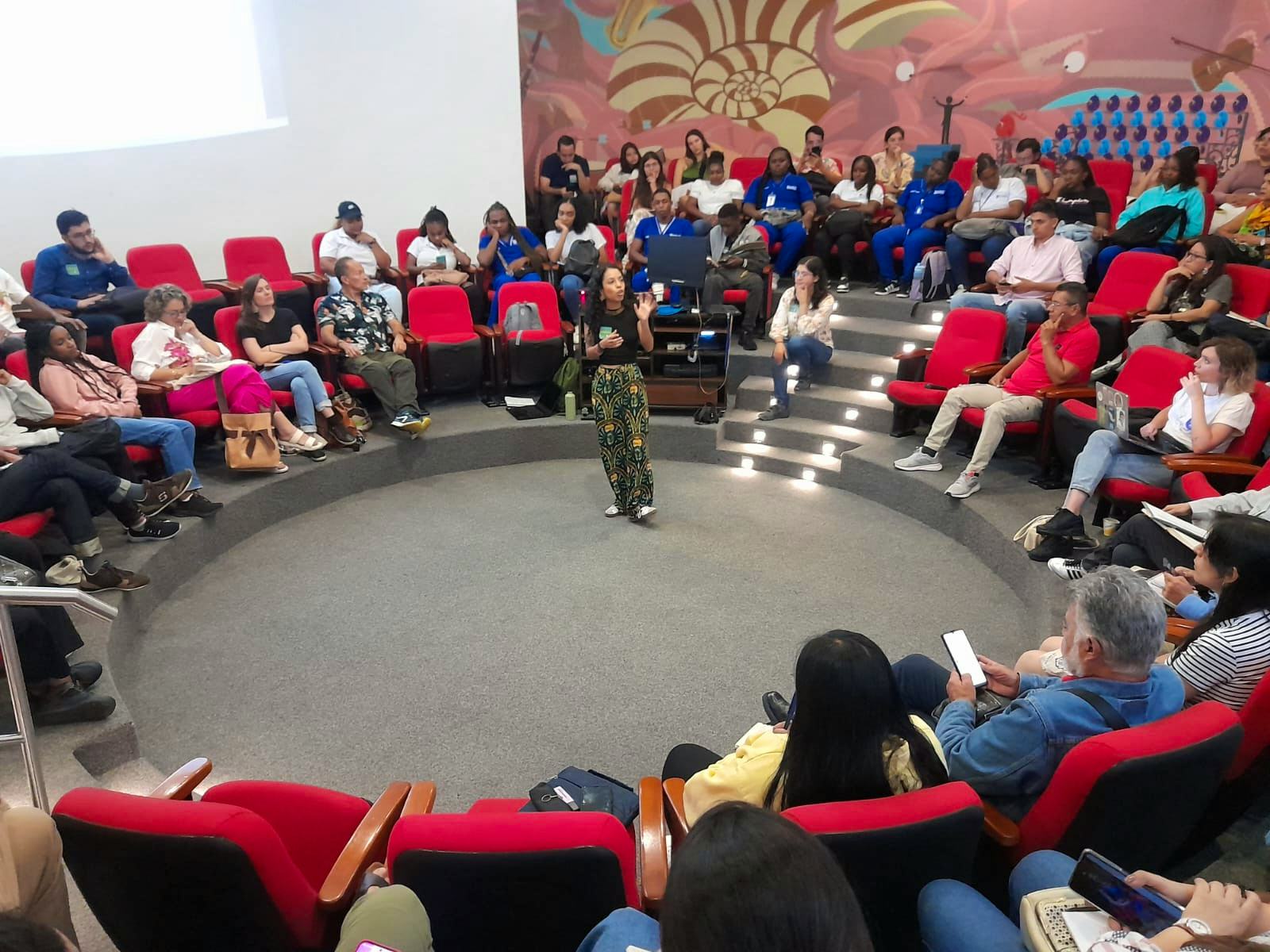 Participantes del laboratorio de ideas en Cali, que lideraron nuestras investigadoras, Tatiana Prada y Sofía Muñoz.