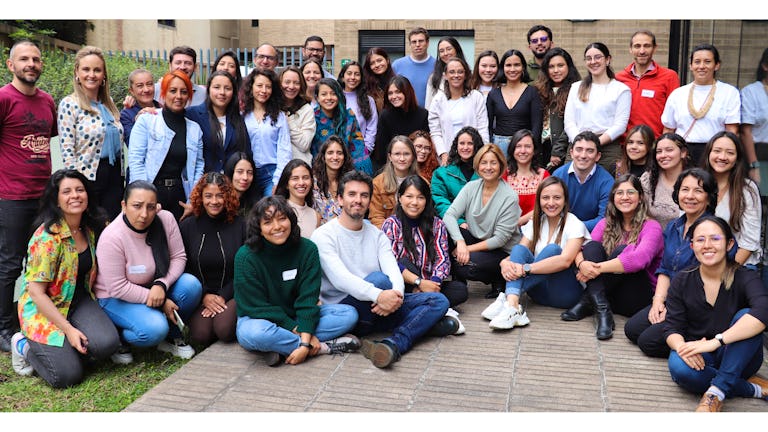 Parte del equipo de la FIP que está en Bogotá, durante un taller de análisis sistémico con Engaging Inquiry en marzo del 2023