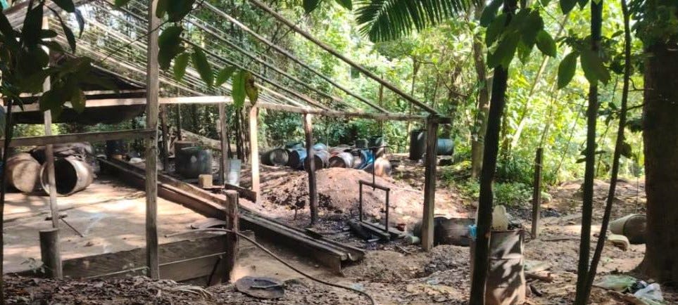 Galones de pasta base de coca en proceso incautados