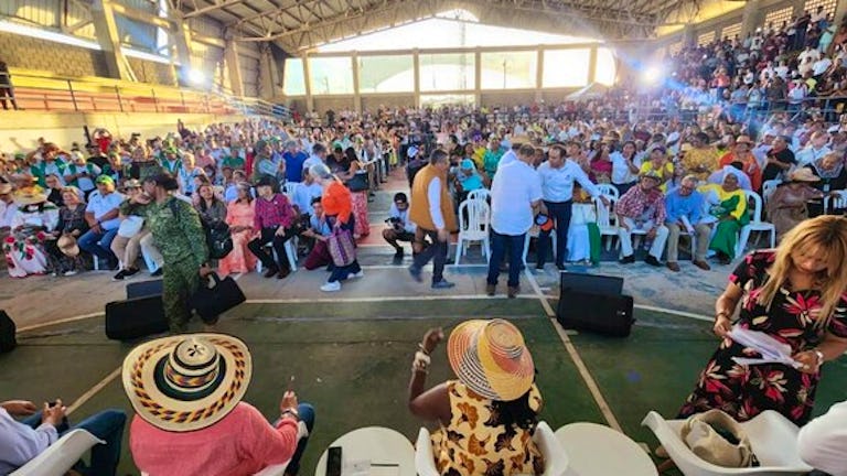 Reunión de representantes del gobierno con la población de San Juan del Cesar, La Guajira.