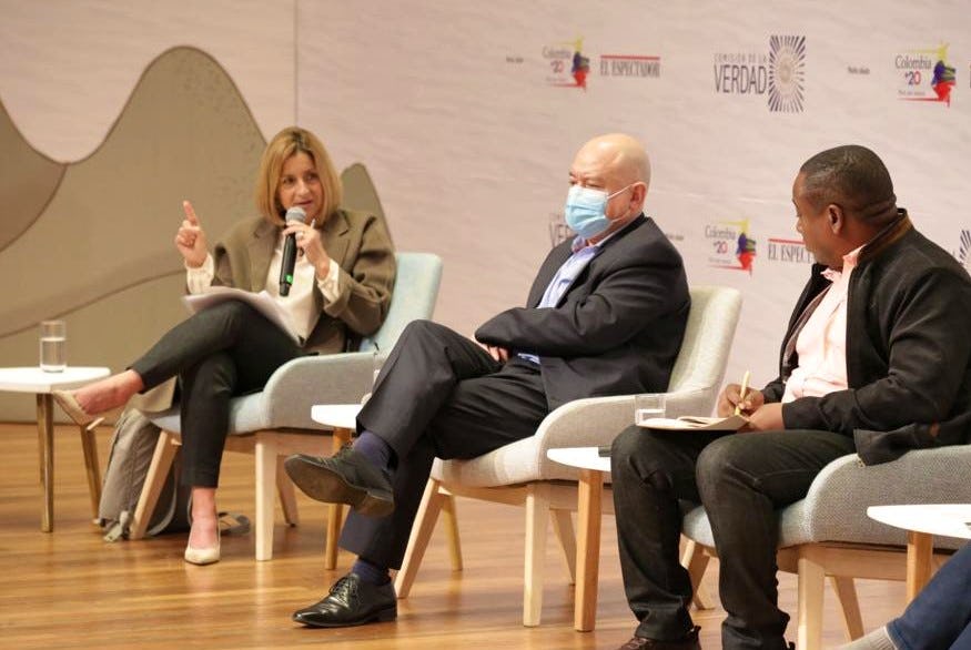 María Victoria Llorente, directora de la FIP, participando en el diálogo nacional ‘Retos para garantizar la seguridad en los territorios’, organizado por la Comisión de la Verdad.