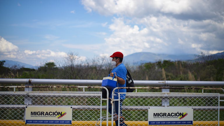 Migrante venezolano entrando por la frontera con Colombia.
