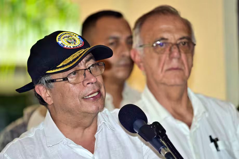 El presidente Gustavo Petro y su ministro de Defensa, Iván Velásquez.