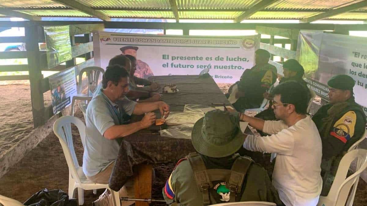 Encuentro del Alto Comisionado para la Paz, Danilo Rueda, con líderes disidentes de las FARC.