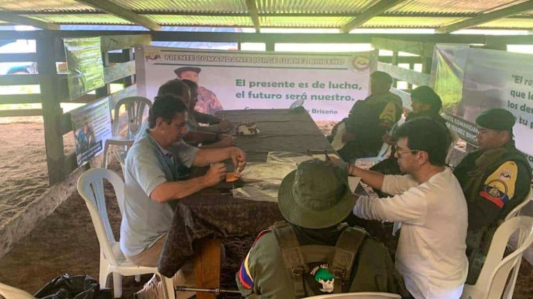 Encuentro del Alto Comisionado para la Paz, Danilo Rueda, con líderes disidentes de las FARC.