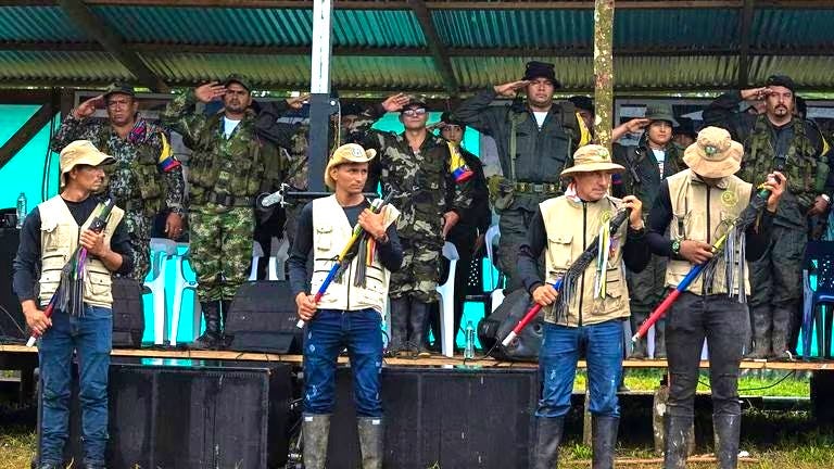 Iván Mordisco y otros jefes de las disidencias del EMC en el Yarí (Caquetá) en abril del 2023.